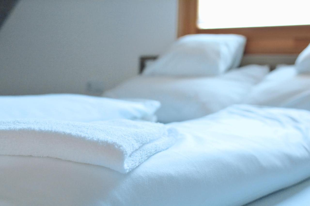 Matko Airport Es Elmenykoezpont Bed and Breakfast Eksteriør billede